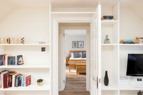 JOIVY Inviting Flat Near Edinburgh Castle W/ Parking