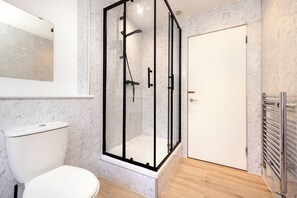 Apartamento, 2 habitaciones | Baño | Ducha y bañera combinadas y artículos de higiene personal gratuitos