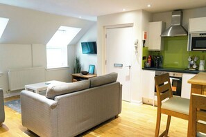 TV - JOIVY Adorable Flat Near Fountain Park W/ Parking (Edinburgh)