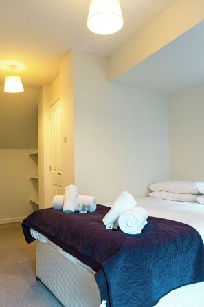 2 habitaciones y espacio para trabajar con laptop 