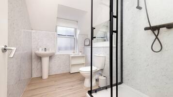 Apartment, 2 Bedrooms | Bilik Mandi | Gabungan pancuran/tab mandi, kelengkapan dandanan diri percuma