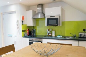 Fridge, oven, stovetop, dishwasher - JOIVY Adorable Flat Near Fountain Park W/ Parking (Edinburgh)