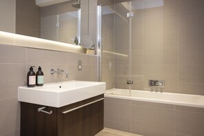 Apartment, 2 Schlafzimmer | Badezimmer | Duschwanne, kostenlose Toilettenartikel, Haartrockner, Handtücher