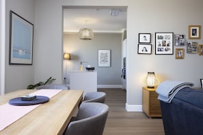 Apartment, 2 Bedrooms | Dining room