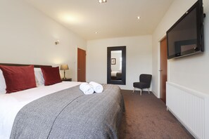 2 habitaciones, escritorio, tabla de planchar con plancha y wifi gratis