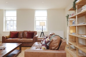 Appartement, 2 chambres, terrasse | Aire de séjour | Téléviseur