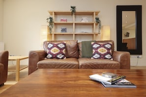 Appartement, 2 chambres, terrasse | Aire de séjour | Téléviseur