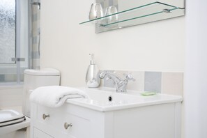 Apartment, 1 Schlafzimmer | Badezimmer | Duschwanne, kostenlose Toilettenartikel, Haartrockner, Handtücher