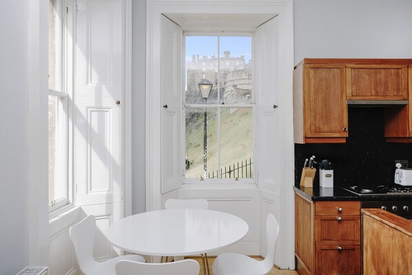 Interior - JOIVY Bright 2Br Apt W/ Stunning View, Next To Edinburgh Castle (Edinburgh)