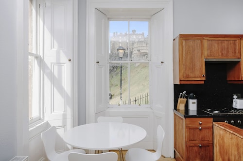 JOIVY Bright 2Br Apt W/ Stunning View, Next To Edinburgh Castle