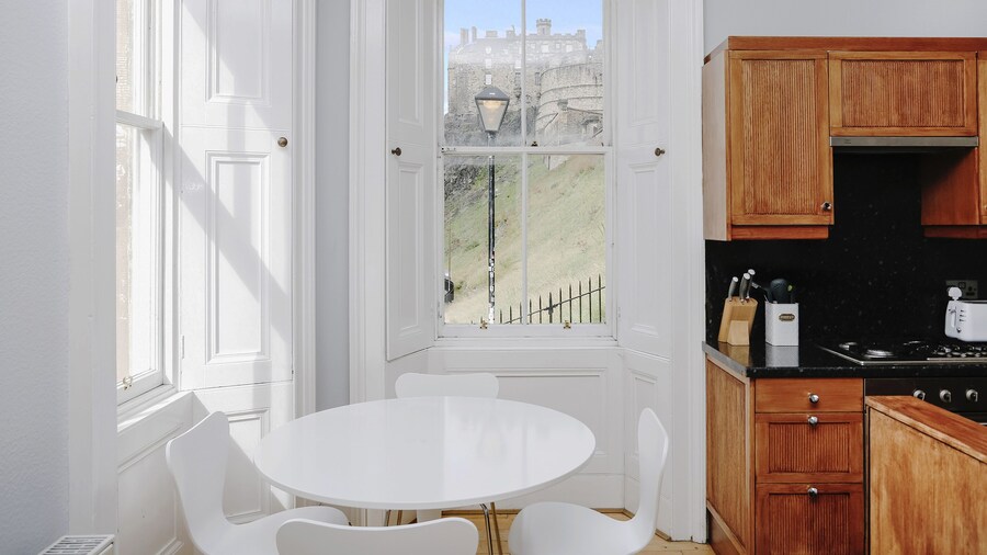 JOIVY Bright 2Br Apt W/ Stunning View, Next To Edinburgh Castle