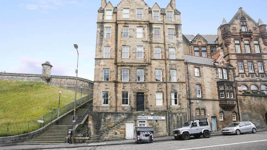 JOIVY Bright 2Br Apt W/ Stunning View, Next To Edinburgh Castle