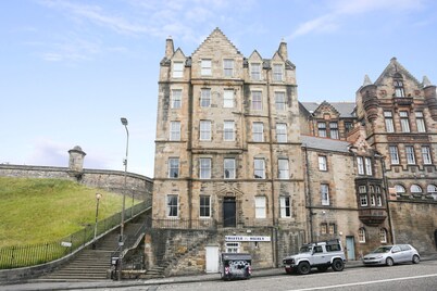 JOIVY Bright 2Br Apt W/ Stunning View, Next To Edinburgh Castle