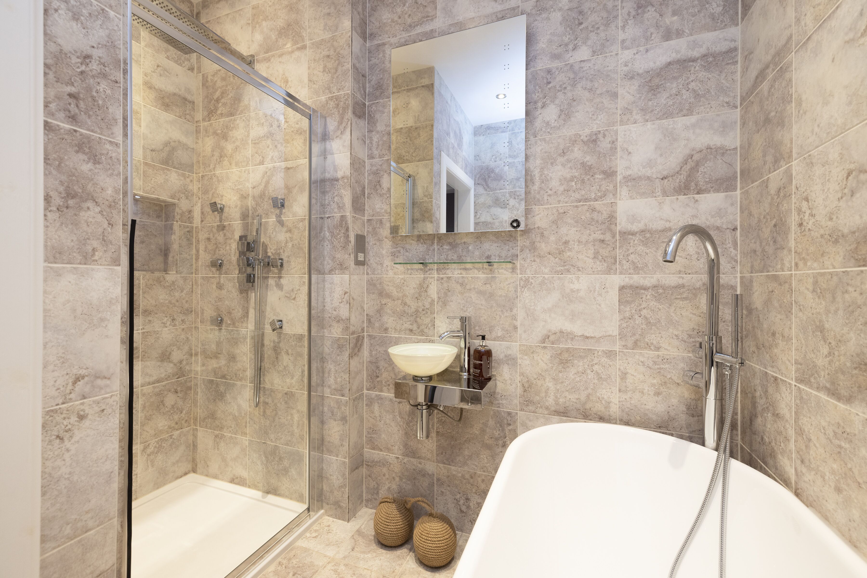 Departamento, 2 habitaciones | Baño | Tina y regadera independientes y amenidades de baño gratuitas 
