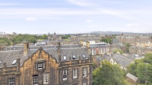 A historic building with multiple windows and a prominent tower. - JOIVY Charming 2-Bed Flat Near Edinburgh Castle (Edinburgh)