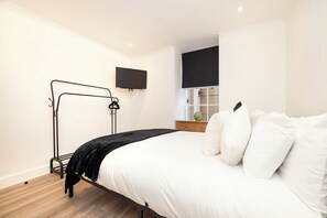 Apartment, 3 Bedrooms | 3 bedrooms, desk, iron/ironing board, free WiFi - JOIVY 3BR Flat in Haymarket with Free Parking (Edinburgh)