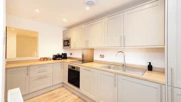 Apartment, 3 Bedrooms | Private kitchen | Fridge, oven, stovetop, electric kettle