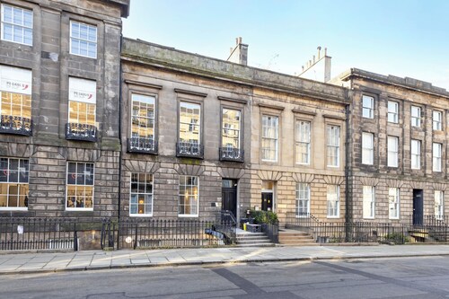 JOIVY 3BR Flat in Haymarket with Free Parking