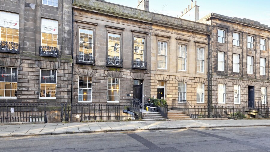 JOIVY 3BR Flat in Haymarket with Free Parking