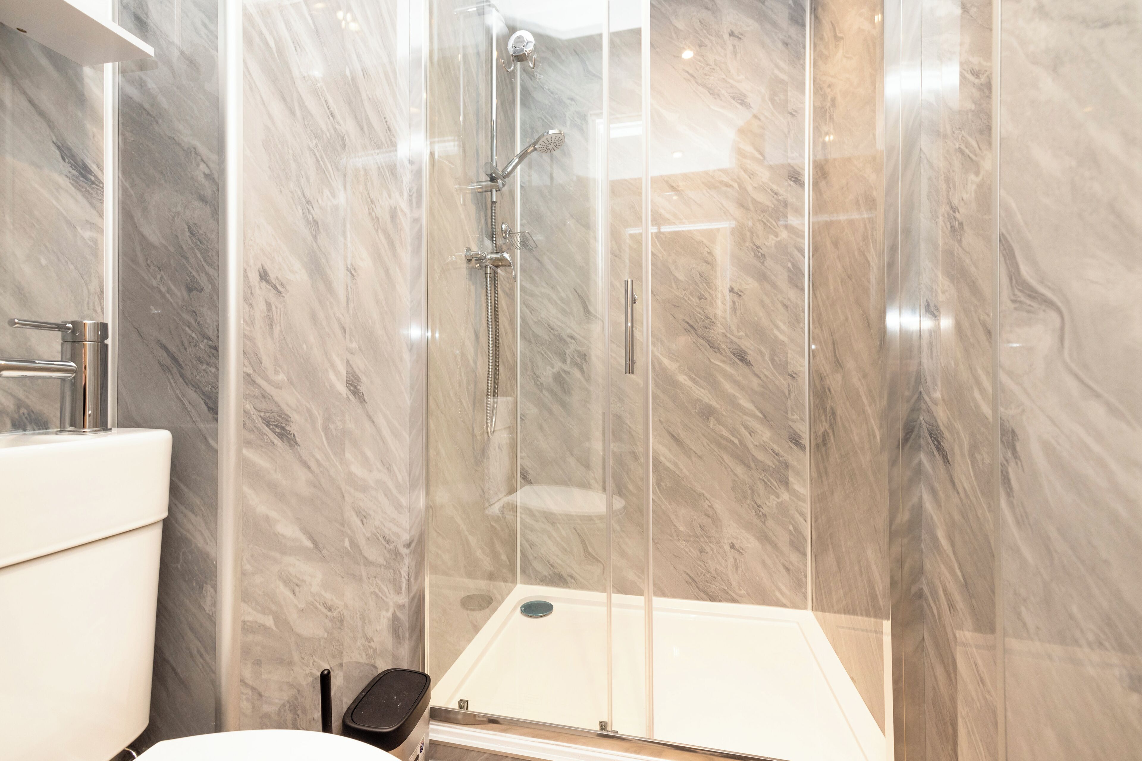 Apartment, 3 Bedrooms | Bathroom | Combined shower/bathtub, free toiletries, hair dryer, towels