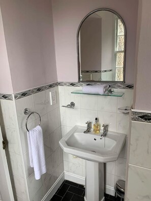 Appartement, 1 chambre | Salle de bain | Ensemble douche/baignoire, articles de toilette gratuits, sèche-cheveux