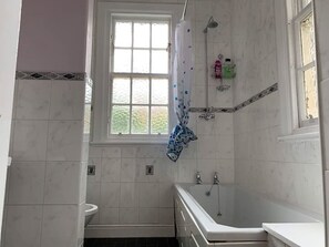 Apartment, 1 Bedroom | Bathroom | Combined shower/tub, free toiletries, hair dryer, towels