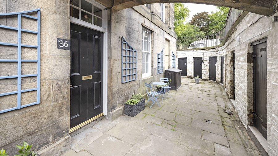 JOIVY Chic Flat Near Stockbridge Market W/ Patio