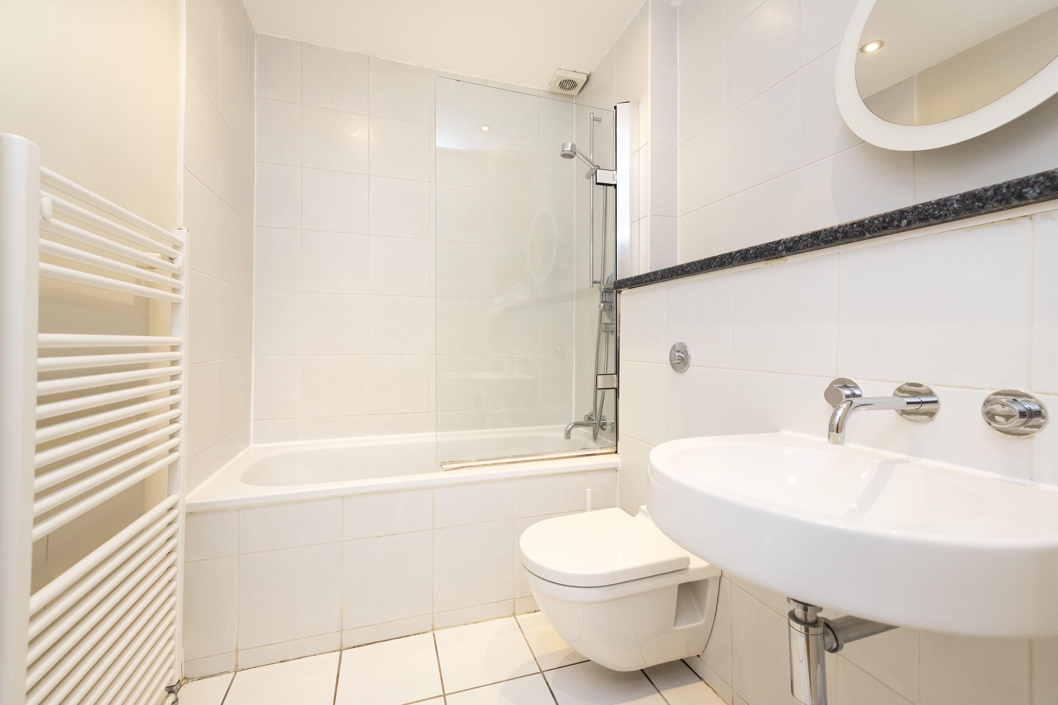 Un baño moderno con bañera, inodoro y lavamanos.