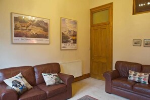 Apartment, 1 Bedroom | Living area | TV - JOIVY Cosy 1-Bed Flat Near The Scottish Gallery (Edinburgh)