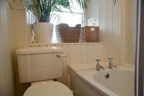 Bathroom - JOIVY Cosy 1-Bed Flat Near The Scottish Gallery (Edinburgh)