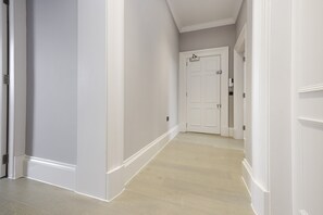 Interior - JOIVY Luxurious 2 Br Apt On Notable George Street (Edinburgh)