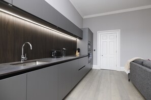 Apartment, 2 Bedrooms | Private kitchen | Fridge, microwave, oven, stovetop - JOIVY Luxurious 2 Br Apt On Notable George Street (Edinburgh)