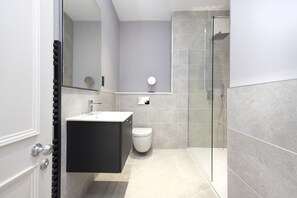 Appartement, 2 slaapkamers | Badkamer | Een bad/douchecombinatie, gratis toiletartikelen, een haardroger