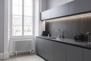 Apartment, 2 Bedrooms | Private kitchen | Fridge, microwave, oven, stovetop - JOIVY Luxurious 2 Br Apt On Notable George Street (Edinburgh)