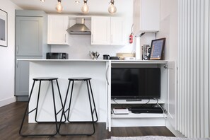 Departamento, 1 habitación, balcón | Área de sala de estar | Televisión 