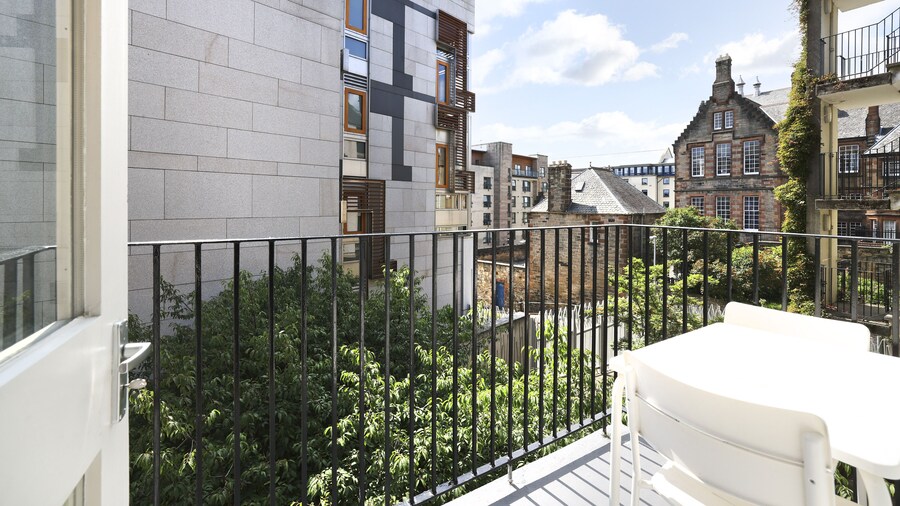 JOIVY Contemporary Royal Mile Apartment W/Balcony