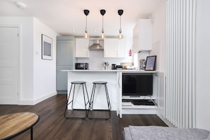 Apartamento, 1 quarto, sacada | Área de estar | TV