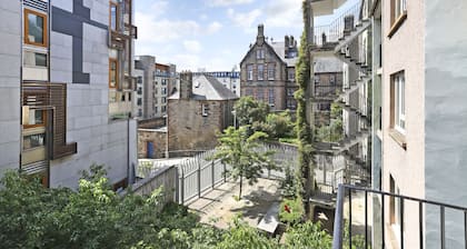 JOIVY Contemporary Royal Mile Apartment W/Balcony