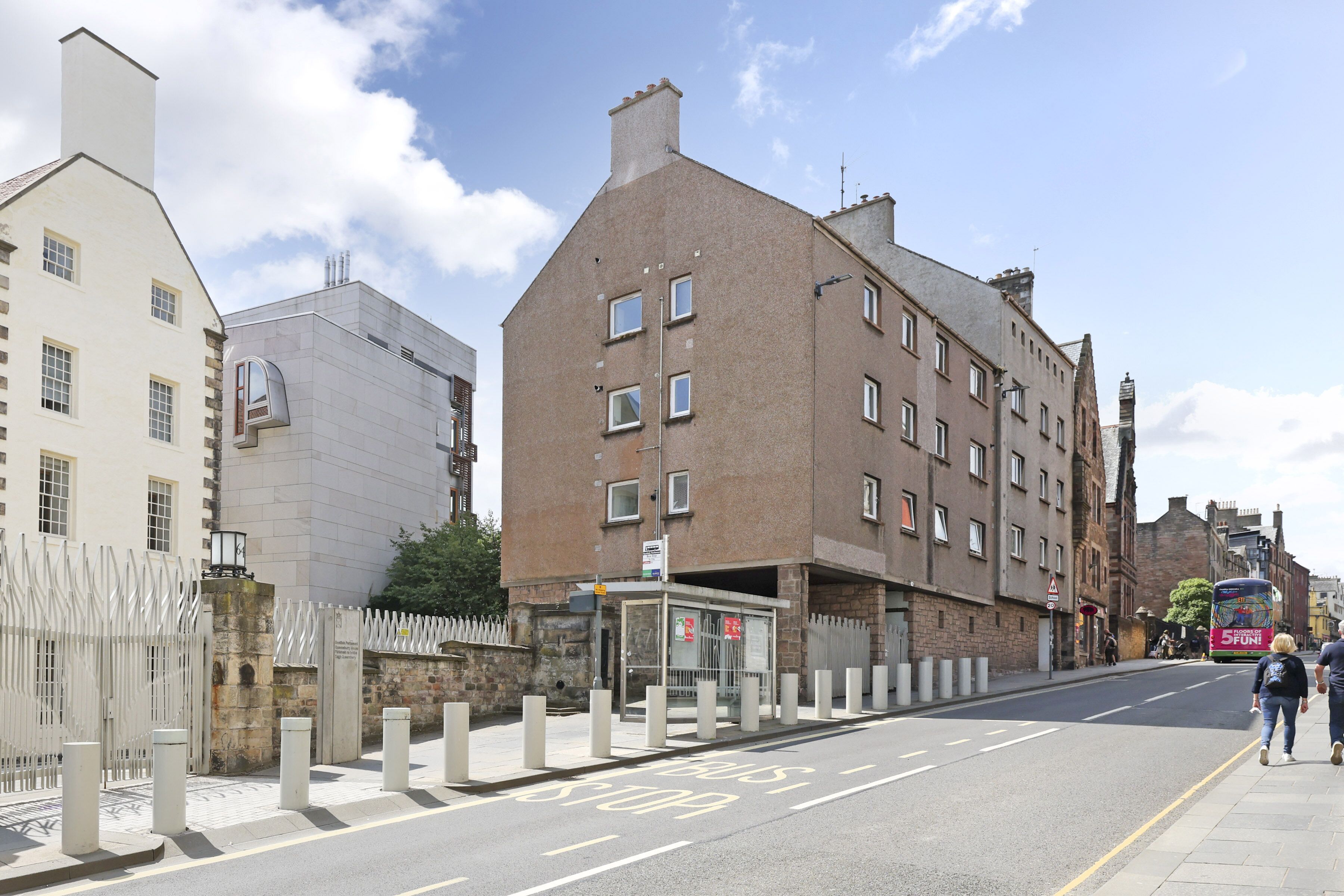 Un immeuble à plusieurs étages, de style architectural traditionnel, caractérisé par une cheminée imposante et de nombreuses fenêtres.