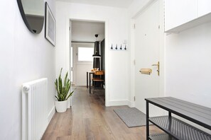 Interior - JOIVY Contemporary Royal Mile Apartment W/Balcony (Edinburgh)