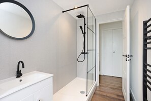 Bathroom - JOIVY Contemporary Royal Mile Apartment W/Balcony (Edinburgh)