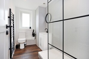 Apartamento, 1 habitación, balcón | Baño | Ducha y bañera combinadas y artículos de higiene personal gratuitos