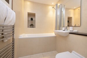Apartment, 2 Bedrooms | Bathroom | Combined shower/bathtub, free toiletries, hair dryer, towels - JOIVY Luxury Flat Near Edinburgh Castle (Edinburgh)