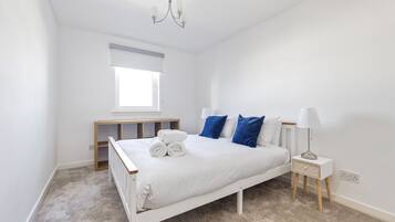 Apartment, 2 Schlafzimmer | 2 Schlafzimmer, laptopgeeigneter Arbeitsplatz, Bügeleisen/Bügelbrett