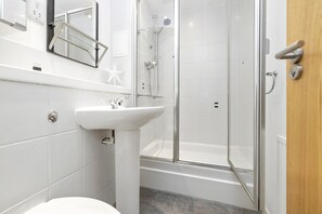 Apartment, 2 Bedrooms | Bathroom | Combined shower/tub, free toiletries, hair dryer, towels - JOIVY Stunning 2-Bed Flat W/ Free Parking (Edinburgh)