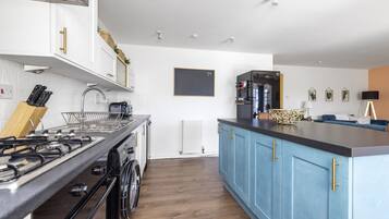 Apartment, 2 Bedrooms | Private kitchen | Fridge, microwave, oven, stovetop