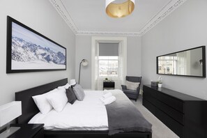 4 bedrooms, desk, laptop workspace, iron/ironing board - JOIVY 4-Bed Stylish Flat In Edinburgh City Centre (Edinburgh)
