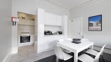 Apartment, 4 Bedrooms | In-room dining