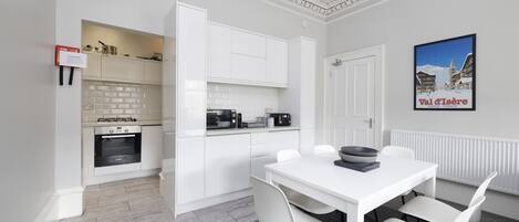 Apartment, 4 Bedrooms | In-room dining