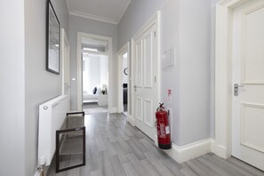 Interior - JOIVY 4-Bed Stylish Flat In Edinburgh City Centre (Edinburgh)